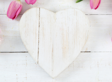 coeur en bois peint en blanc, avec de jolies fleurs roses autour