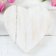 coeur en bois peint en blanc, avec de jolies fleurs roses autour